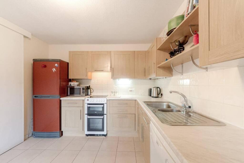 Spacious Two Double Bedroom Flat Лондон Экстерьер фото