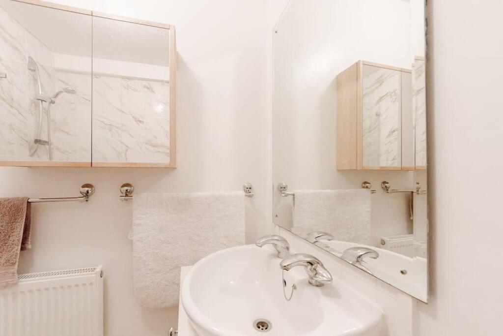 Spacious Two Double Bedroom Flat Лондон Экстерьер фото