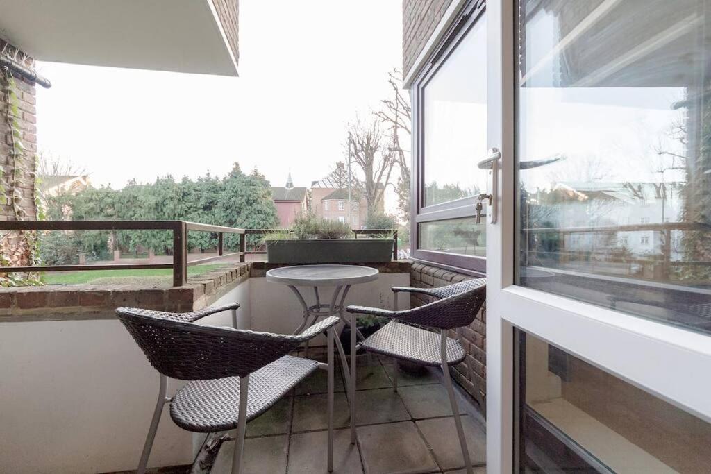 Spacious Two Double Bedroom Flat Лондон Экстерьер фото